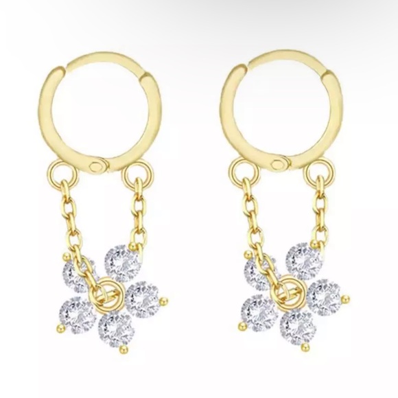🌼Insta gold plated flower hoop earrings - Picture 4 of 5